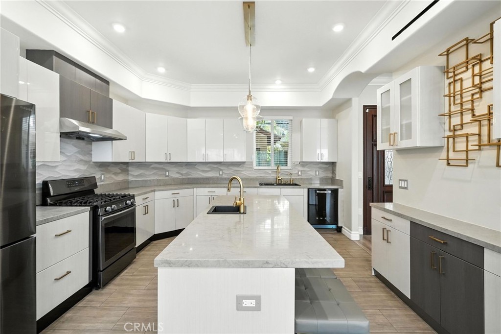 Properties 4 201 N Reese Place 101