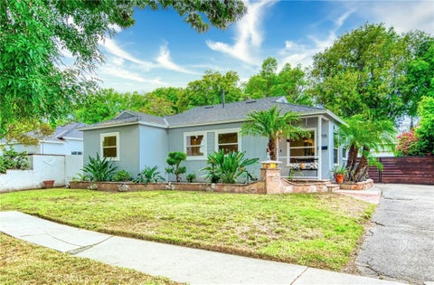 Photo of 6705 Rubio Avenue, Lake Balboa, CA 91406 (MLS # PF26197286)