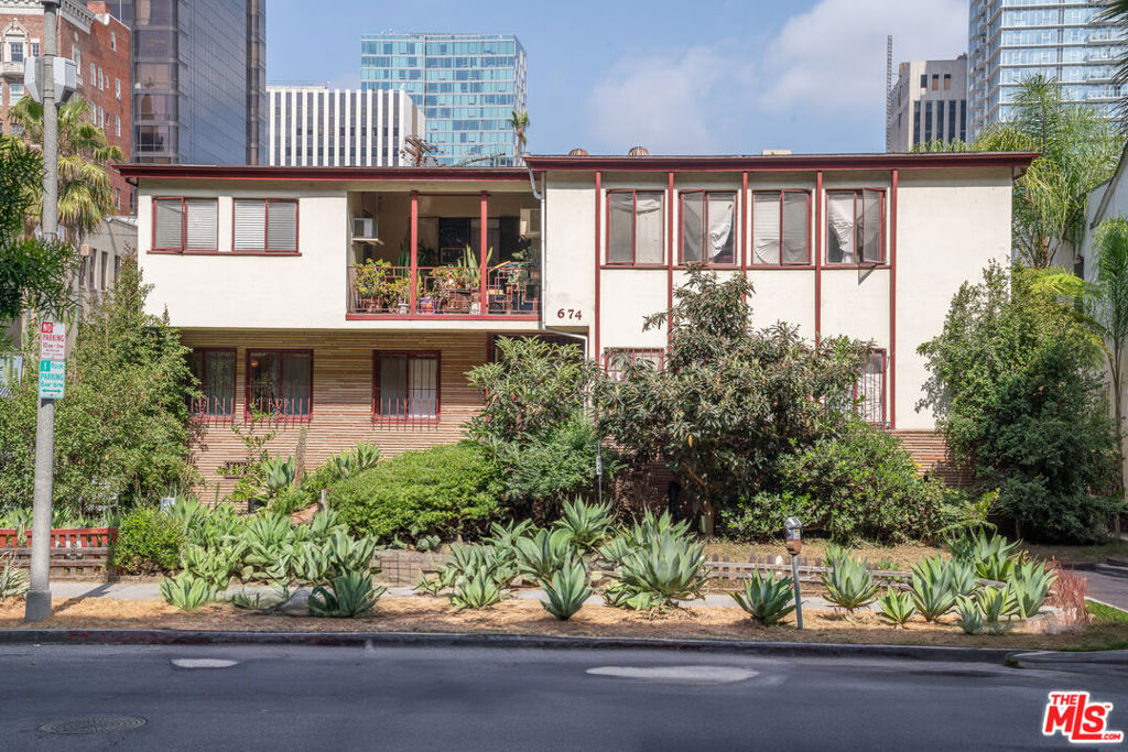 674 S Catalina Street