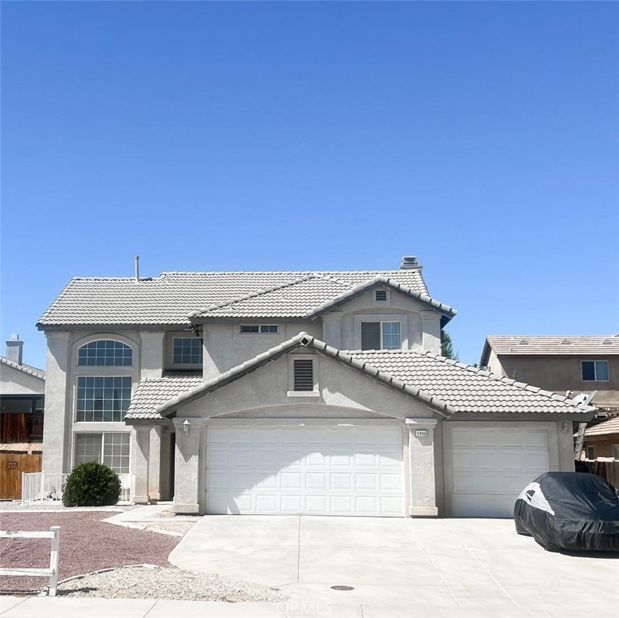 Move in ready!!!! 4bedroom 3bath move in ready home, just right off the 15 fwy