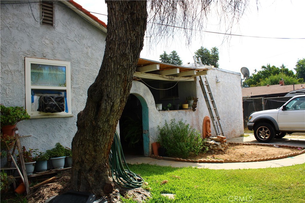 2723 Iris Street