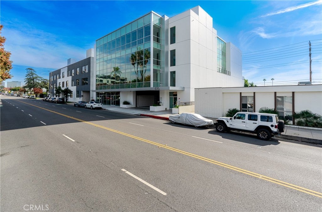 610 W Broadway Retail