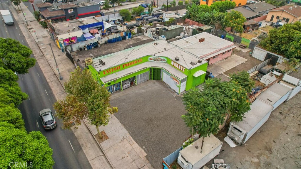 For sale: a fantastic mixed-use property featuring a retail commercial unit, currently leased to a market that will be delivered vacant, and a single-family residence with 3 beds and 1 bath. The property sits on a spacious 10,920 sqft lot across two parcels. Ideally located near the freeway and close to downtown, this property offers excellent potential for both residential and commercial purposes. Don't miss this prime investment opportunity! Contact us for more details. **Recycling Center Not Included**