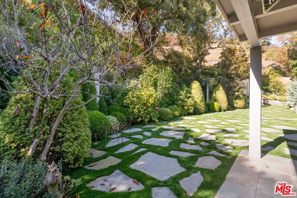 Los Angeles, California 90049, United States, 4 Bedrooms Bedrooms, ,3 BathroomsBathrooms,Residential,Active,241693