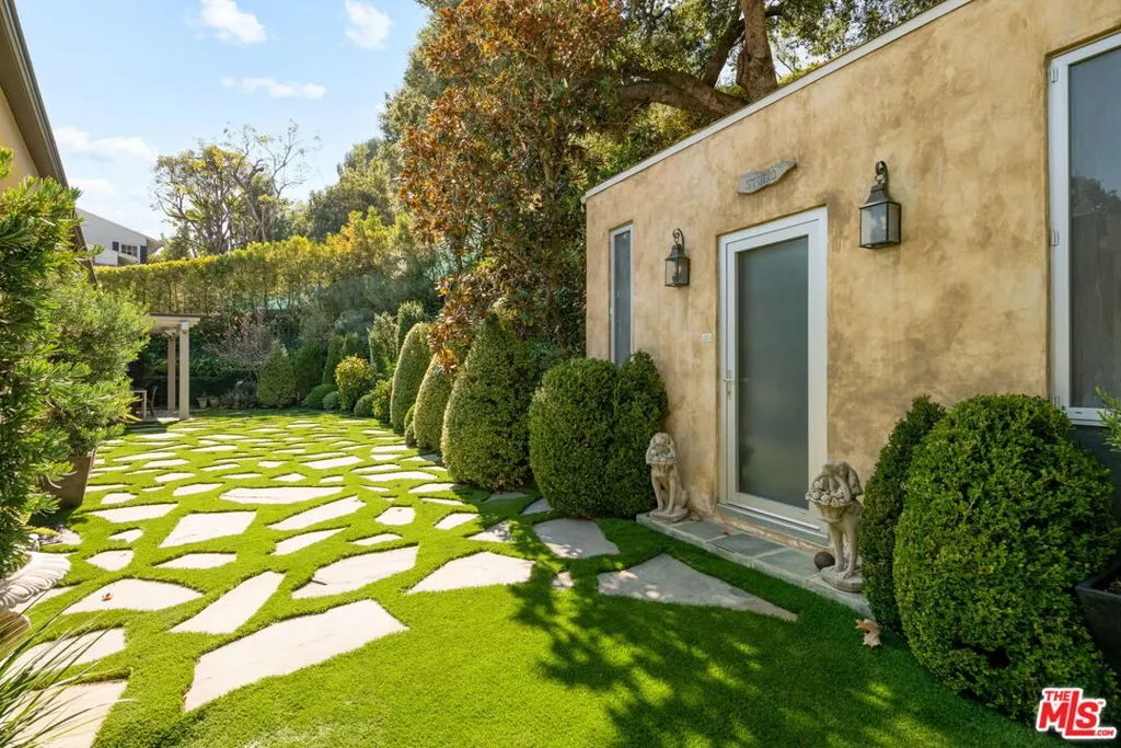 Los Angeles, California 90049, United States, 4 Bedrooms Bedrooms, ,3 BathroomsBathrooms,Residential,Active,241693