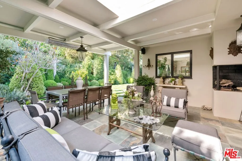 Los Angeles, California 90049, United States, 4 Bedrooms Bedrooms, ,3 BathroomsBathrooms,Residential,Active,241693