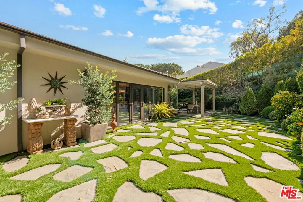 Los Angeles, California 90049, United States, 4 Bedrooms Bedrooms, ,3 BathroomsBathrooms,Residential,Active,241693