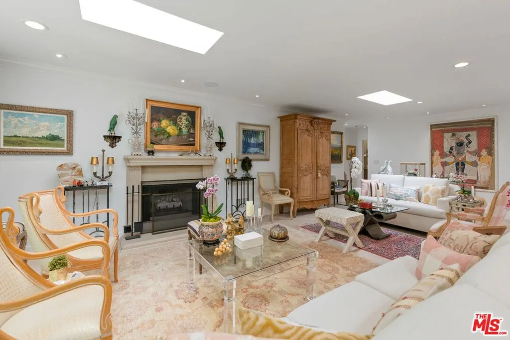 Los Angeles, California 90049, United States, 4 Bedrooms Bedrooms, ,3 BathroomsBathrooms,Residential,Active,241693