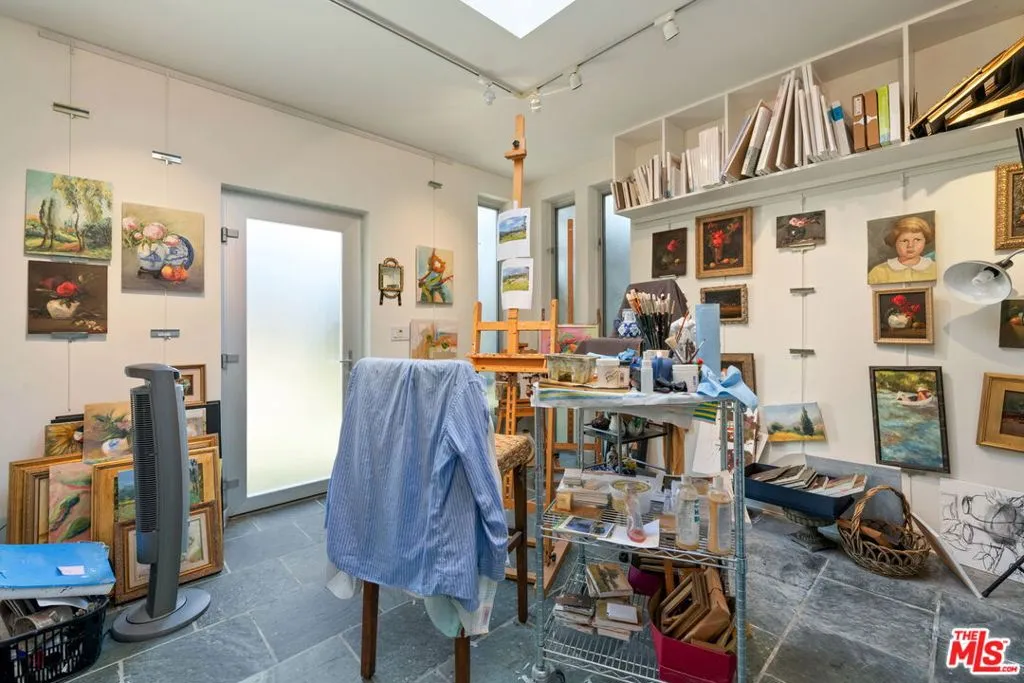 Los Angeles, California 90049, United States, 4 Bedrooms Bedrooms, ,3 BathroomsBathrooms,Residential,Active,241693