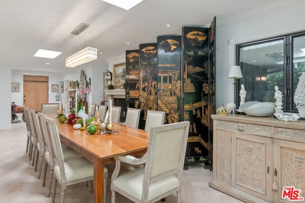 Los Angeles, California 90049, United States, 4 Bedrooms Bedrooms, ,3 BathroomsBathrooms,Residential,Active,241693