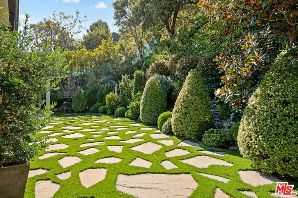 Los Angeles, California 90049, United States, 4 Bedrooms Bedrooms, ,3 BathroomsBathrooms,Residential,Active,241693