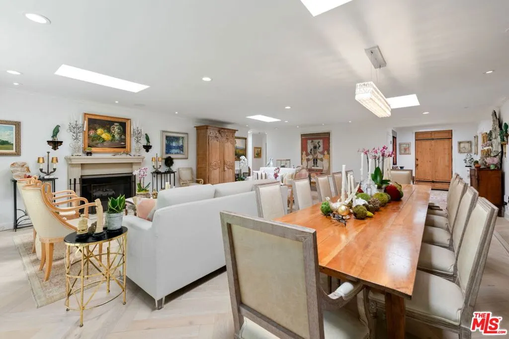 Los Angeles, California 90049, United States, 4 Bedrooms Bedrooms, ,3 BathroomsBathrooms,Residential,Active,241693