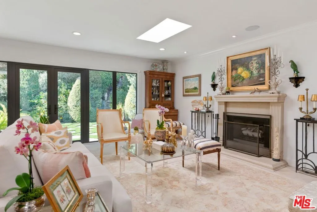 Los Angeles, California 90049, United States, 4 Bedrooms Bedrooms, ,3 BathroomsBathrooms,Residential,Active,241693