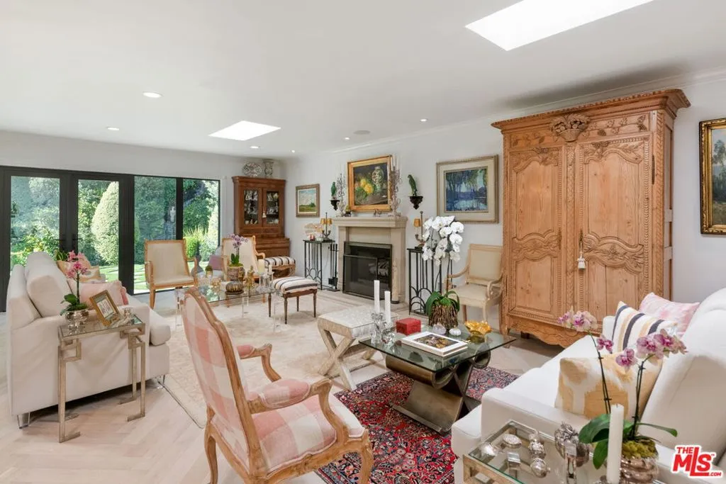 Los Angeles, California 90049, United States, 4 Bedrooms Bedrooms, ,3 BathroomsBathrooms,Residential,Active,241693