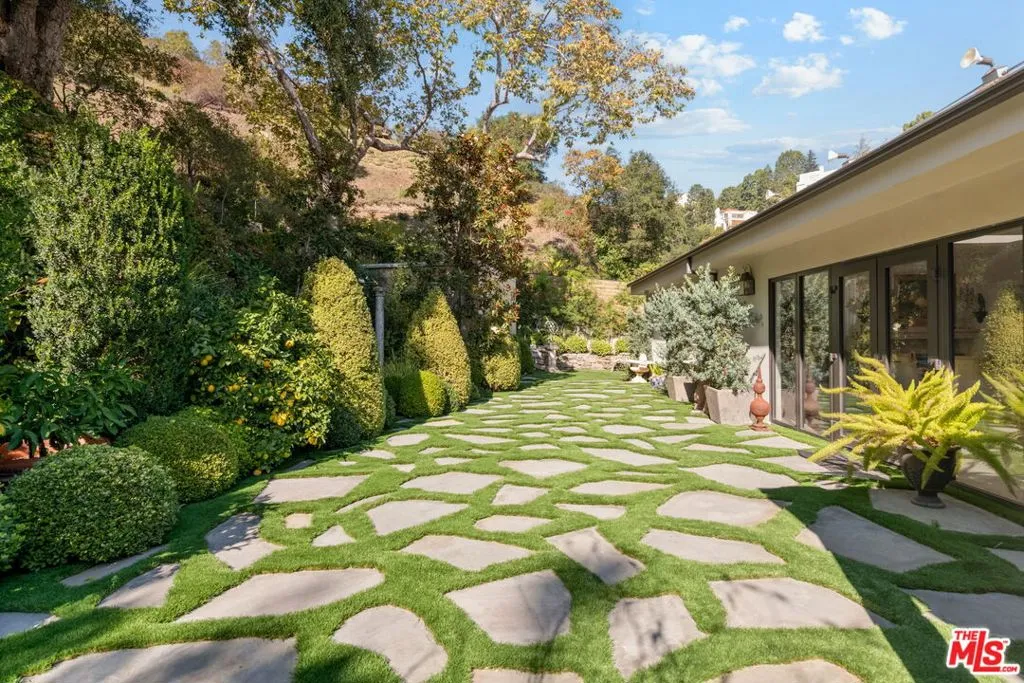 Los Angeles, California 90049, United States, 4 Bedrooms Bedrooms, ,3 BathroomsBathrooms,Residential,Active,241693