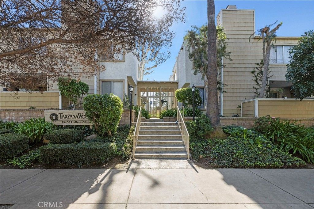 Photo of 18408 Hatteras Street #44, Tarzana, CA 91356 (MLS # SR26018948)