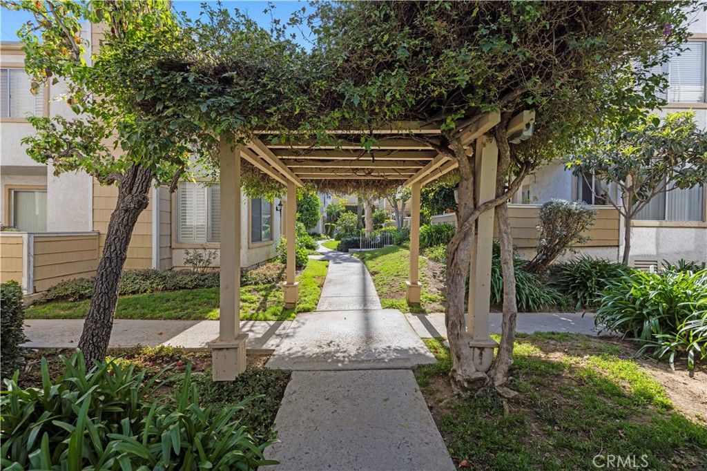 Photo of 18408 Hatteras Street #44, Tarzana, CA 91356 (MLS # SR26018948)