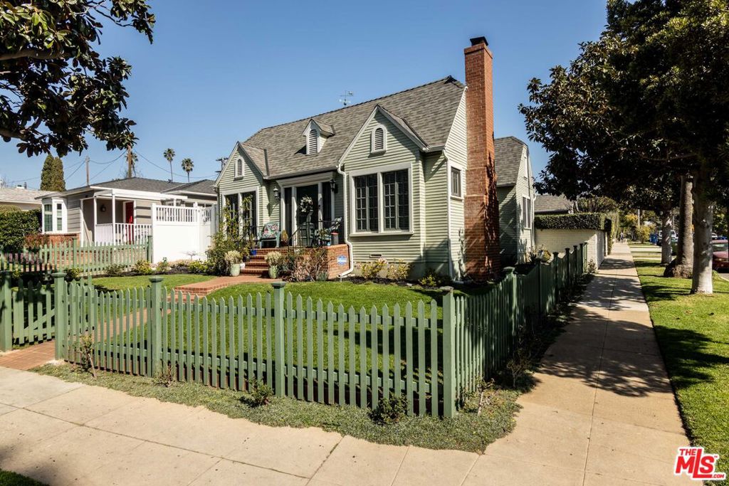 Photo of 880 Wellesley Avenue, Los Angeles, CA 90049 (MLS # 26858469)