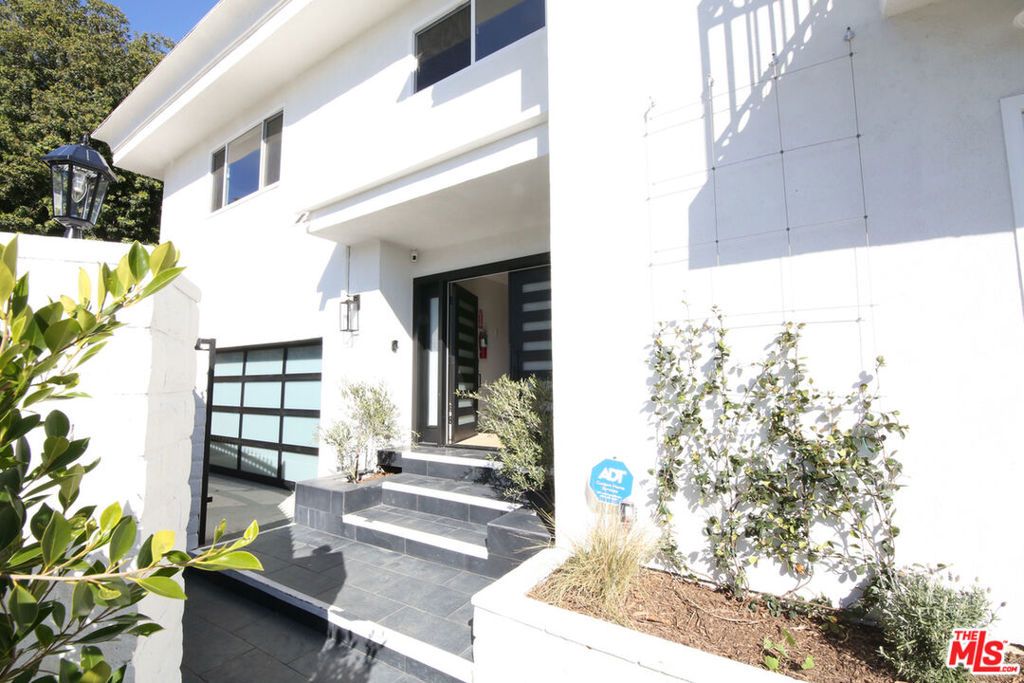 Photo of 2744 S Bentley Avenue, Los Angeles, CA 90064 (MLS # 25628739)