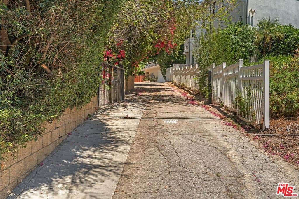 Photo of 5216 Sale Avenue, Los Angeles, CA 91364 (MLS # 26857761)