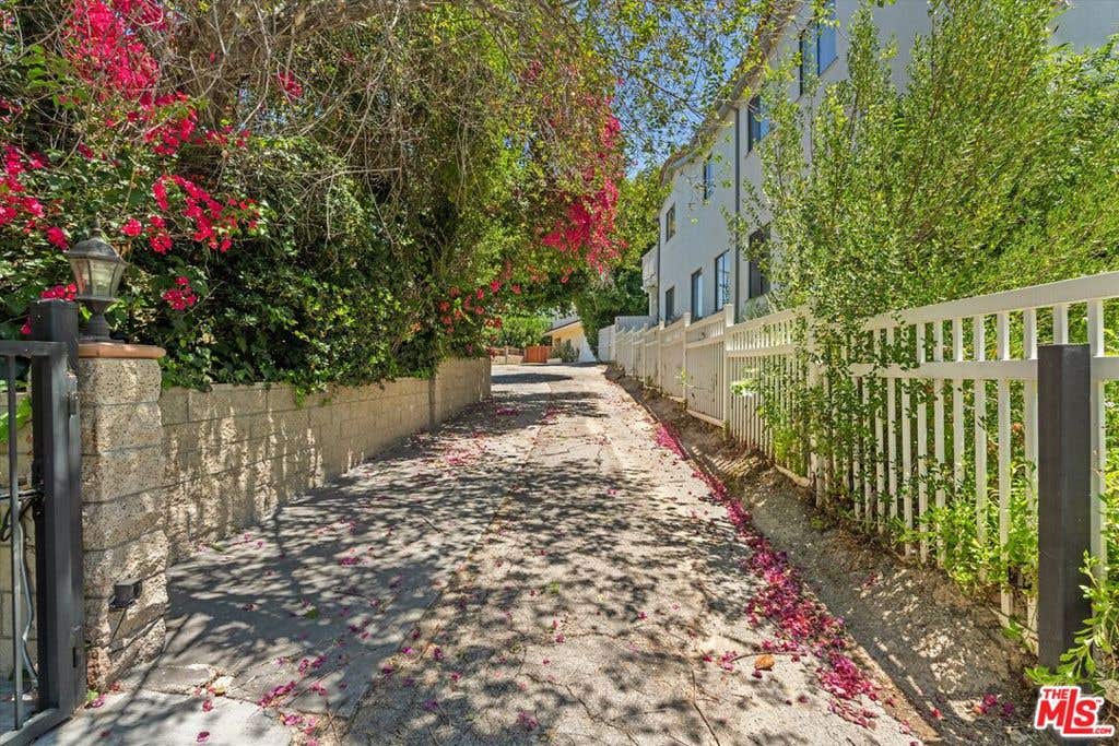 Photo of 5216 Sale Avenue, Los Angeles, CA 91364 (MLS # 26857761)