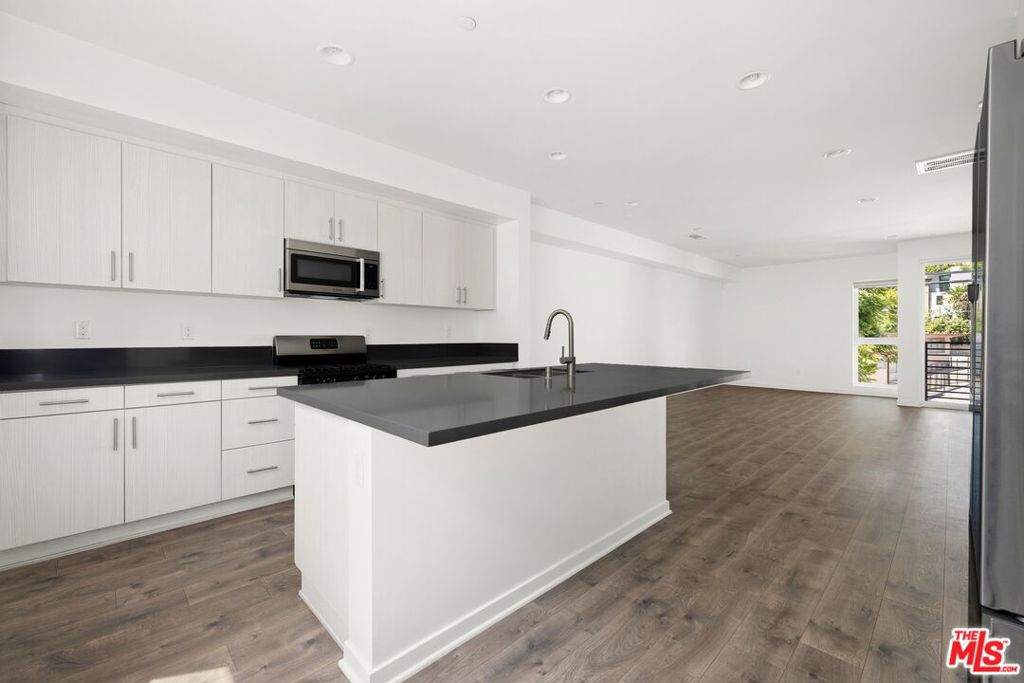 2930 Rowena Avenue 2