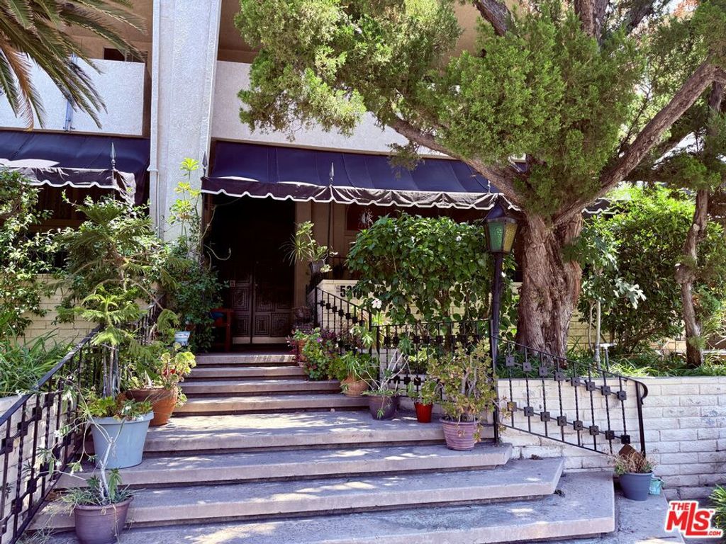 Photo of 5310 N Lindley Avenue, Encino, CA 91316 (MLS # 25577767)