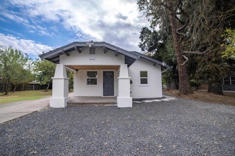 Photo of 417 Laurel Avenue, Modesto, CA 95351 (MLS # ML82026015) Photo of 417 Laurel Avenue, Modesto, CA 95351 (MLS # ML82026015)