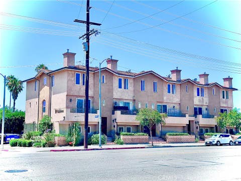 Photo of 5555 Carpenter AVE #4, Valley Village, CA 91607 (MLS # AR26127379)
