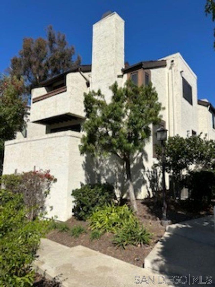 Largest end unit townhome in Sea Colony with a private deck that views the tennis courts.  It is in a great location but it needs a whole lotta love from top to bottom....but if you are looking for a chance to put your own design flair and pick the materials you wish that your home has.... then this is the spot.  Great spot for anyone that is not afraid of a cosmetic fixer!!!