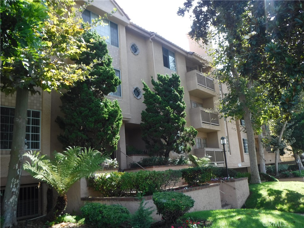 Barrington Court Apartments! 3 Bedroom 2 Bath, Kitchen with Stove, Dishwasher and Microwave, Separate Dining, Ceiling Fan, Living Room, Vertical Blinds, Balcony, Laundry Facilities, Underground Parking, Near Shops, 405 Freeway And UCLA.