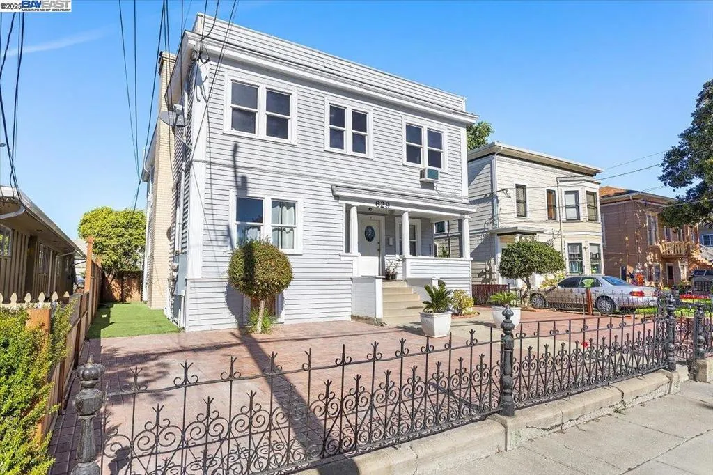 Alameda, California 94501, United States, 6 Bedrooms Bedrooms, ,5 BathroomsBathrooms,Residential,Active,241053