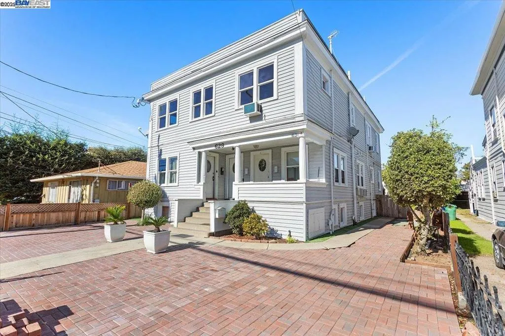 Alameda, California 94501, United States, 6 Bedrooms Bedrooms, ,5 BathroomsBathrooms,Residential,Active,241053