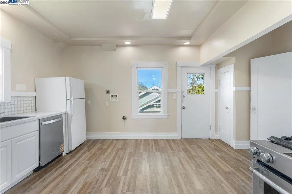 Alameda, California 94501, United States, 6 Bedrooms Bedrooms, ,5 BathroomsBathrooms,Residential,Active,241053