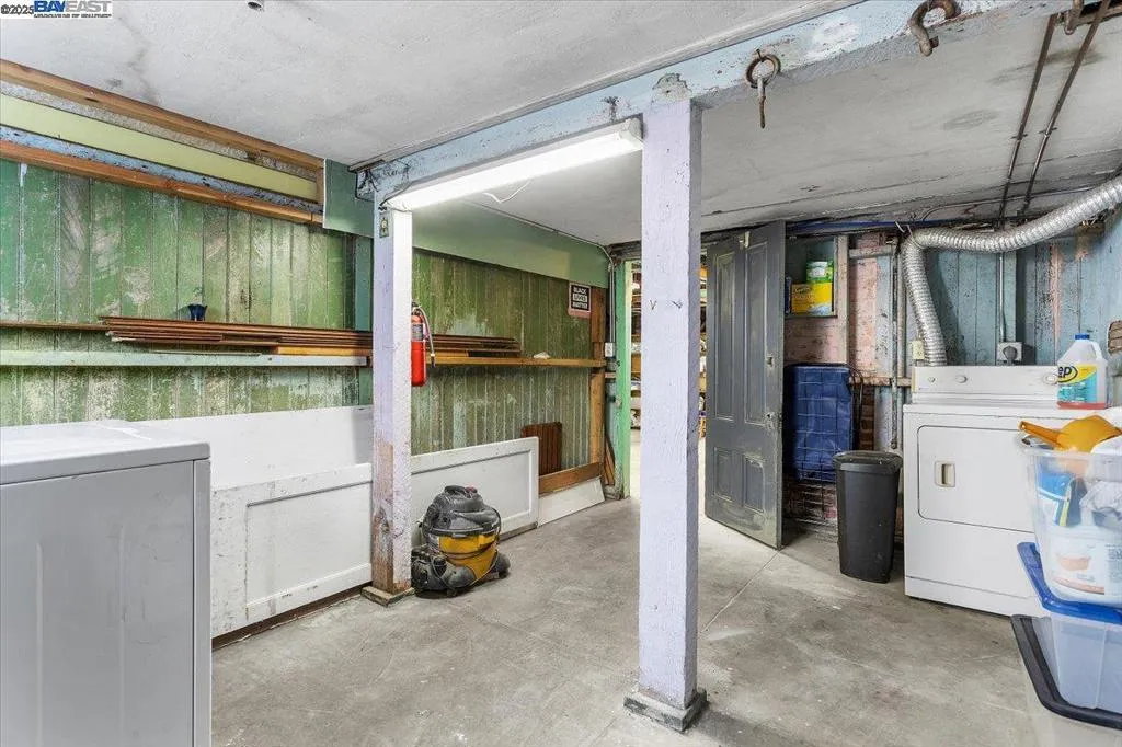 Alameda, California 94501, United States, 6 Bedrooms Bedrooms, ,5 BathroomsBathrooms,Residential,Active,241053