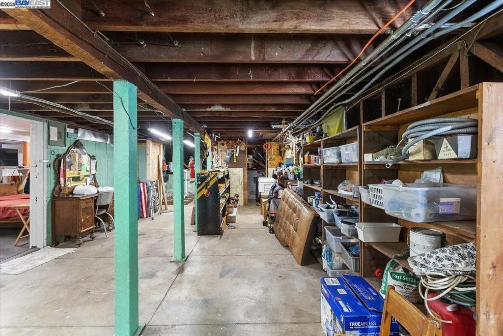 Alameda, California 94501, United States, 6 Bedrooms Bedrooms, ,5 BathroomsBathrooms,Residential,Active,241053