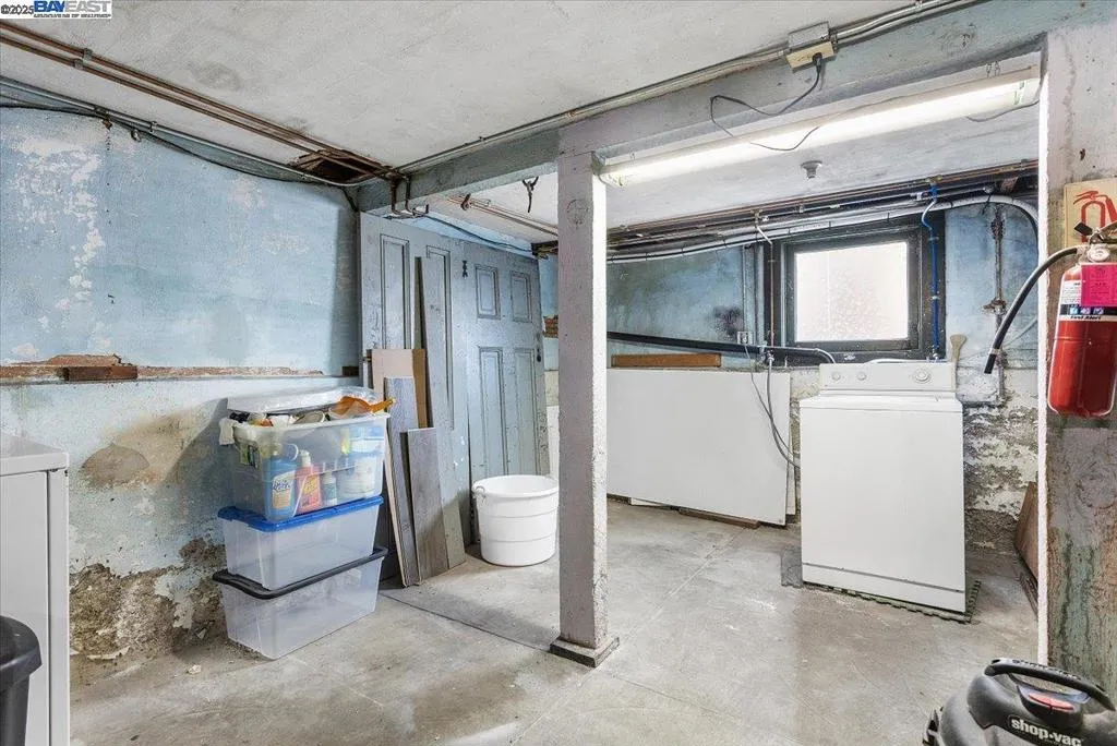 Alameda, California 94501, United States, 6 Bedrooms Bedrooms, ,5 BathroomsBathrooms,Residential,Active,241053