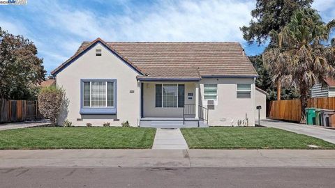 Photo of 325 Cypress St St, Lodi, CA 95240 (MLS # 41113830)