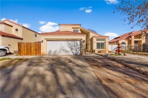 Photo of 1733 E Norberry St, Lancaster, CA 93535 (MLS # SR26020970)