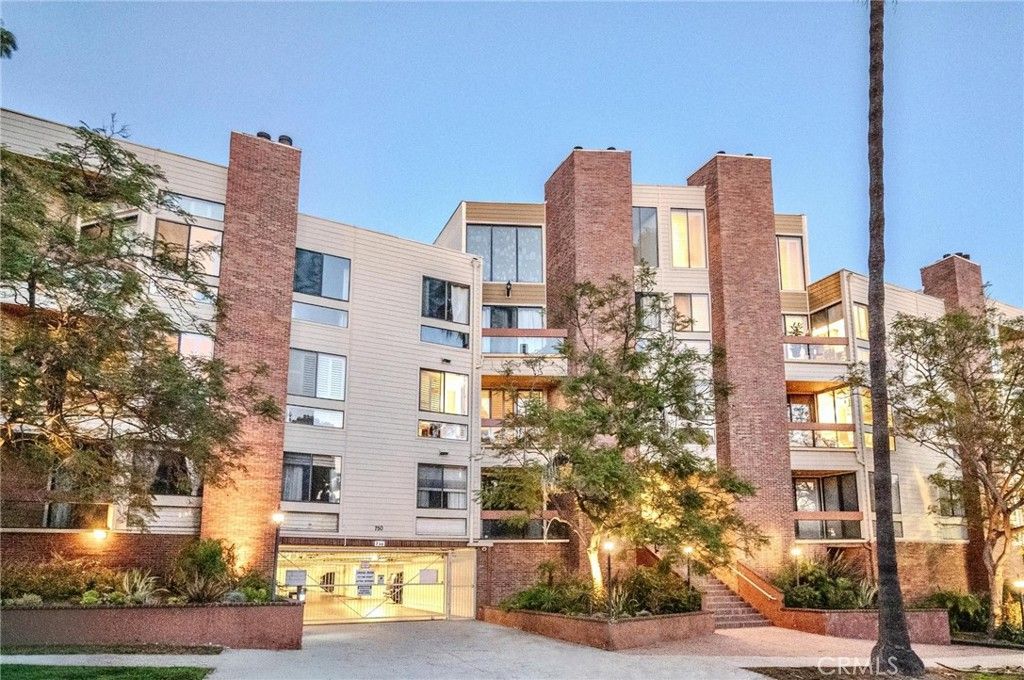 Photo of 750 S Bundy Dr #108, Los Angeles, CA 90049 (MLS # SR25265718)