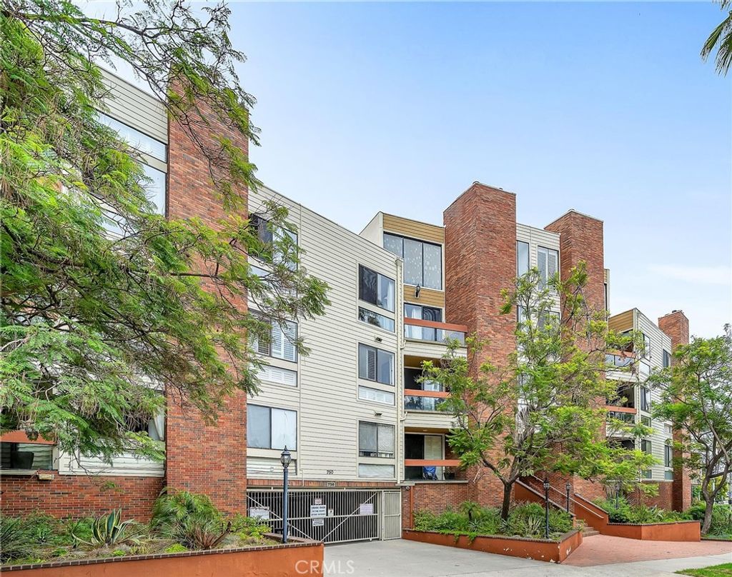Photo of 750 S Bundy Dr #108, Los Angeles, CA 90049 (MLS # SR25265718)