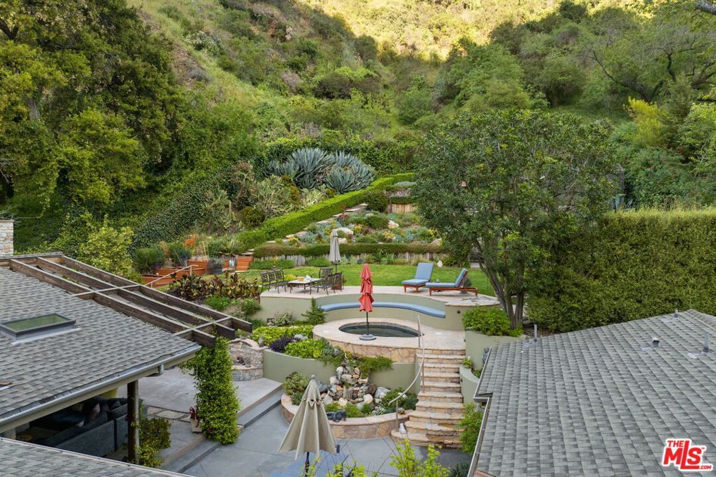 Photo of 2618 Mandeville Canyon Road, Los Angeles, CA 90049 (MLS # 26664479)