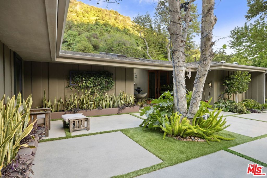 Photo of 2618 Mandeville Canyon Road, Los Angeles, CA 90049 (MLS # 26664479)
