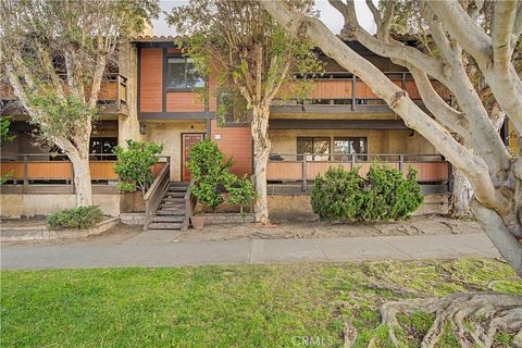 Photo of 214 Topaz Street, Redondo Beach, CA 90277 (MLS # SB26108777)