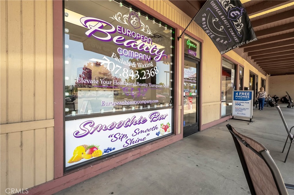 Seize this exceptional business opportunity in the bustling Safeway shopping center, perfectly positioned in the center of town. This vibrant space is not just a smoothie bar; it’s a community favorite for refreshing smoothies and delicious lunch items!
Featuring brand new equipment and stylish decor, you’ll step into a turn-key operation with a loyal customer base already in place. With ample room for expansion, the potential for growth is limitless—whether you want to introduce new menu items, expand hours, or explore catering options!