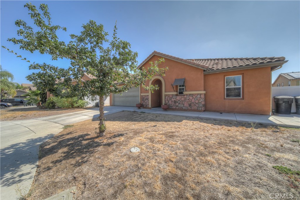 3 bedroom home situated in a quiet family friendly neighborhood. Close to highways, shops, schools, in a growing community.
Having Mediterranean climate, great for outdoor activities year round. Very close to Lake Perris for outdoor recreation, like boating, fishing, camping and hiking. City also known for sky diving and its history with Railway.