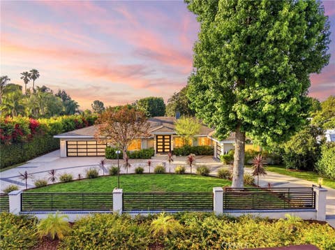 Photo of 22637 Erwin Street, Woodland Hills, CA 91367 (MLS # SR26118868)