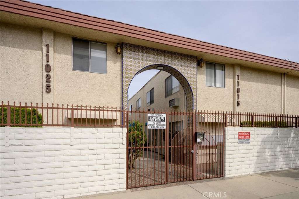 Updated Townhouse * Located In North Hollywood Close To Burbank * Gated Community * 1 Bedroom / 1 Bathroom * 696sqft * 1970 Built * Living Room * Dining Area * Updated Kitchen & Bath * Laminate Floors * Walk-In Closet * Laundry Hook-Ups Inside & Community Laundry In The Building * 1 Car Parking * HOA $250/m * Near Shops & Restaurants