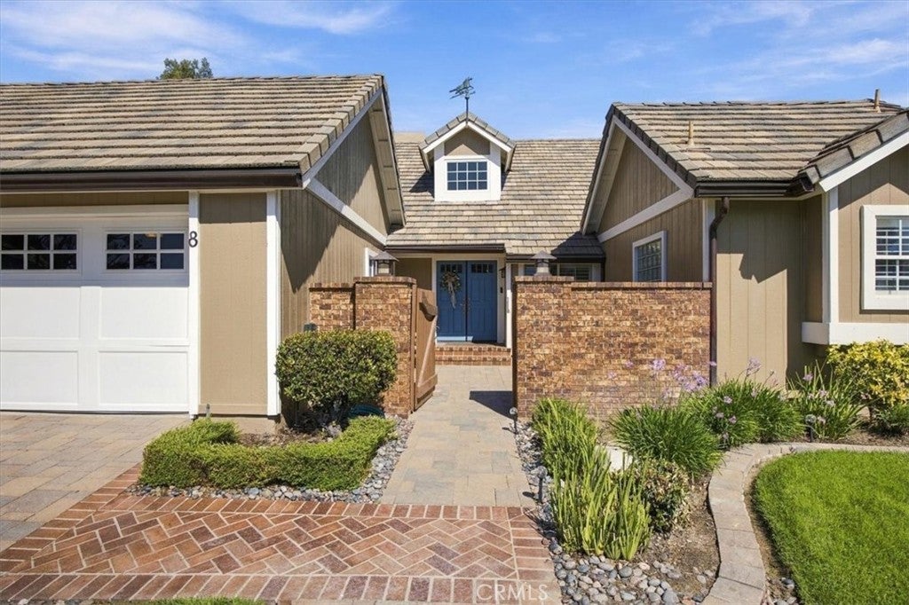 8 Lexington Way