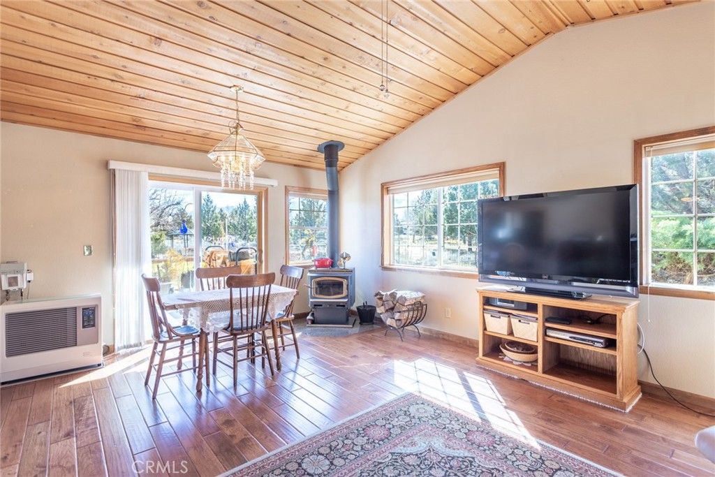 Photo of 16834 Lake Shore Drive, Weed, CA 96094 (MLS # SN25238875)